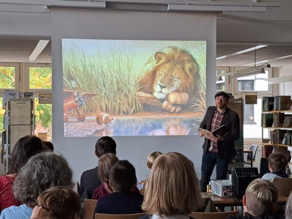 Torben Kuhl in der Stadtbücherei Ahrensburger Kinderbuchtage 2025