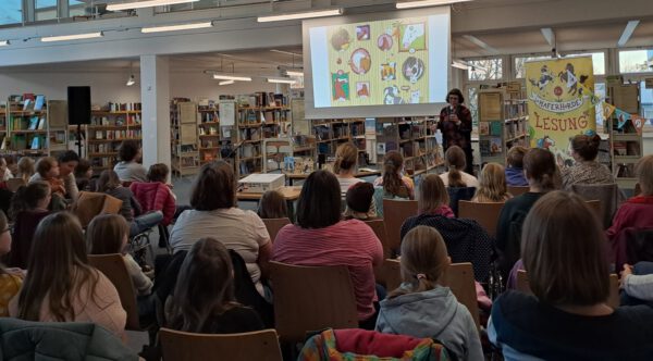 Suza Kolb in der Ahrensburger Stadtbücherei Ahrensburger Kinderbuchtage 2025